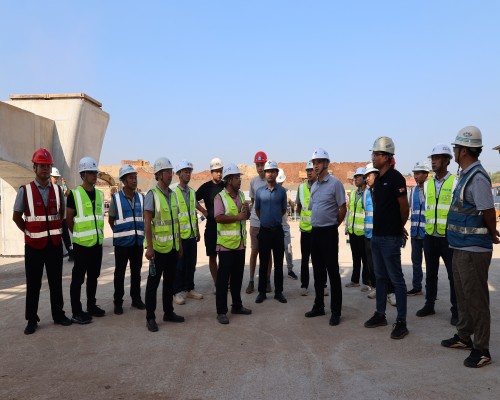 參建各方現場(chǎng)驗收橋梁工程箱梁首件(1).jpg 參建各方現場(chǎng)驗收橋梁工程箱梁首件(1).jpg