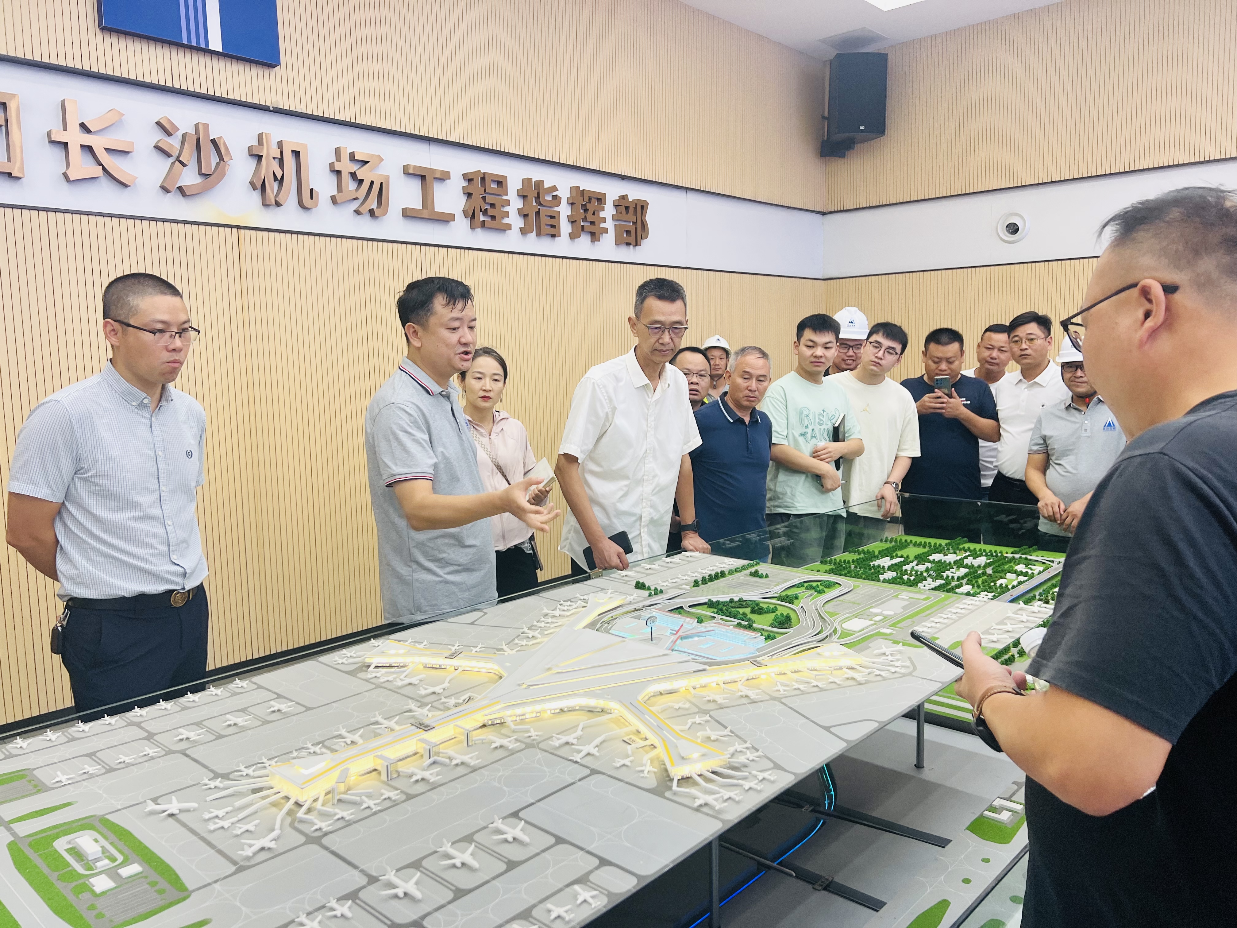 市政要聞 | 長(cháng)沙機場(chǎng)改擴建工程場(chǎng)內道路交通工程施工項目標段一“質(zhì)量月”觀(guān)摩交流活動(dòng)順利舉行